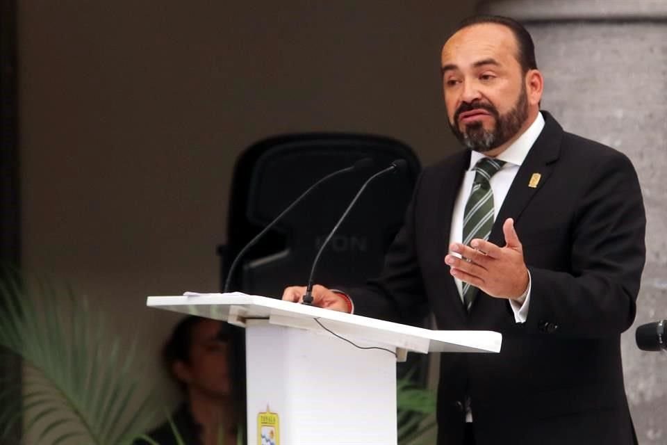 Sergio Chávez, aspirante de Morena a la Alcaldía, fue señalado en uno de los letreros amenazantes.