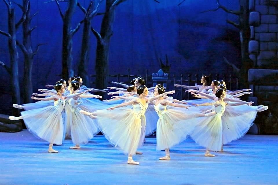 En 'Giselle', el cuerpo de baile destacó por su sincronía y estética.