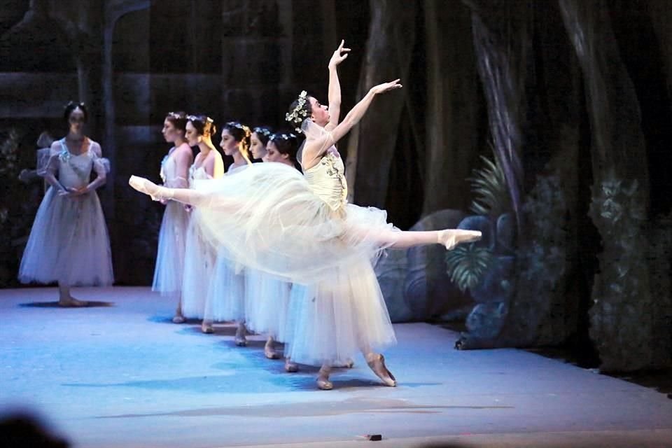 La bailarina principal Déborah Rodríguez encarnó a Myrtha, la reina de las willis.