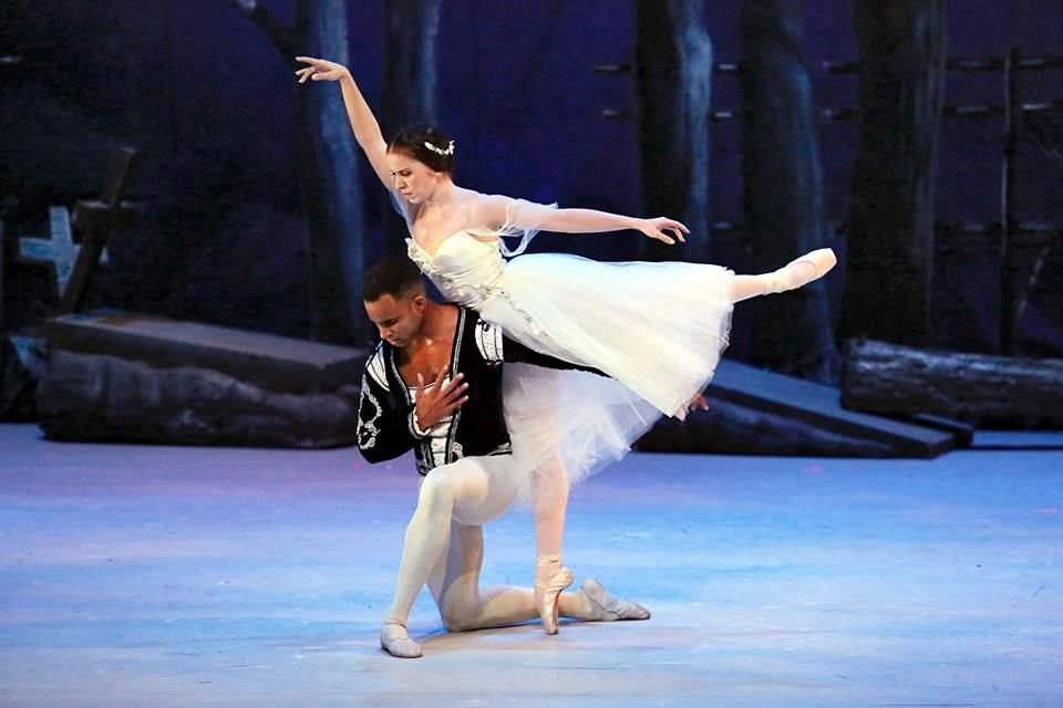 Los primeros bailarines Olivia Quintana y Ernesto Mejica como Giselle y Albrecht.