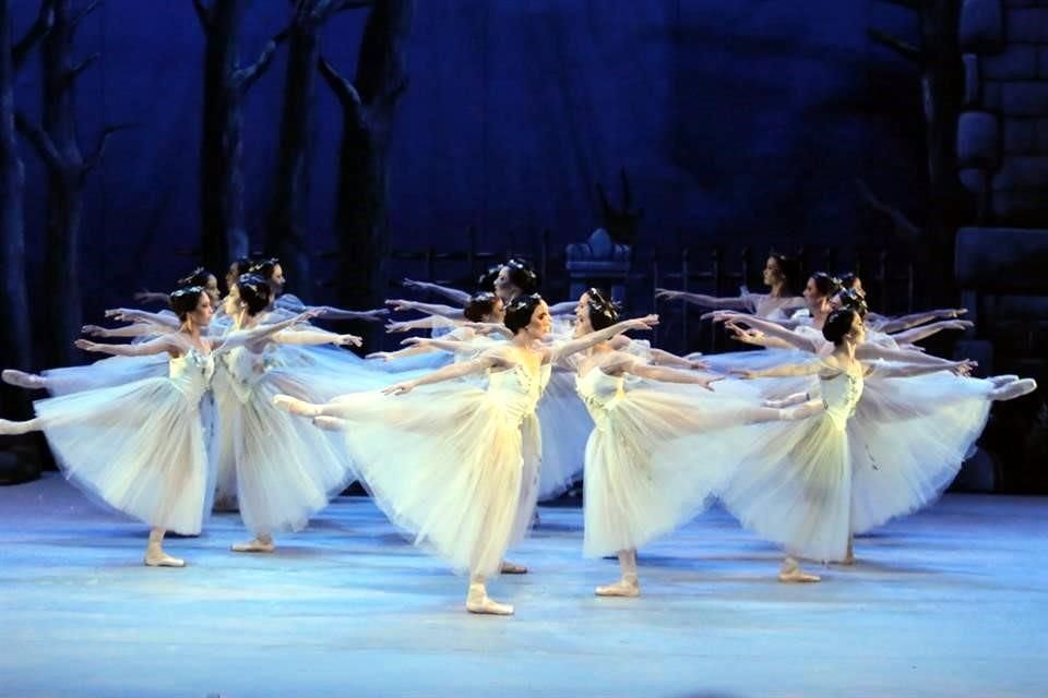 En 'Giselle', el cuerpo<br>de baile destacó<br>por su sincronía<br>y estética.