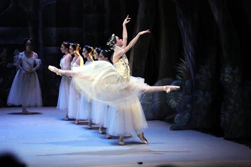 La bailarina principal Déborah Rodríguez encarnó a Myrtha, la reina de las willis.