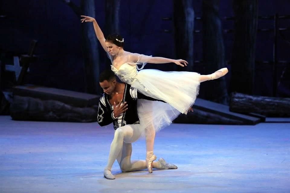 Los primeros bailarines Olivia Quintana y Ernesto Mejica como Giselle y Albrecht.