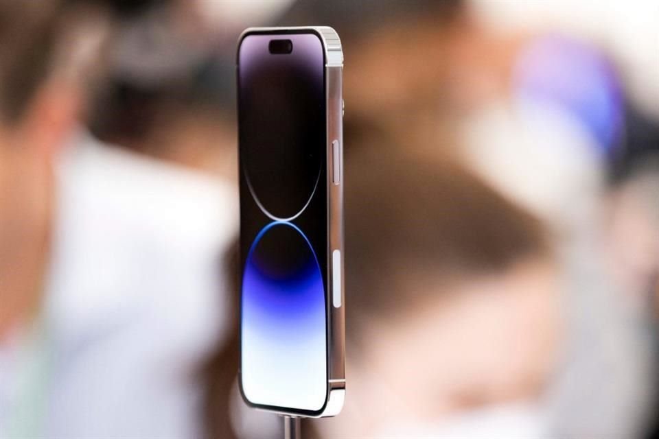 El nuevo iPhone 14 cuesta 41 mil 999 pesos, por lo que a un trabajador   promedio de Jalisco le tomaría unos 3 meses de sueldo para pagarlo.
