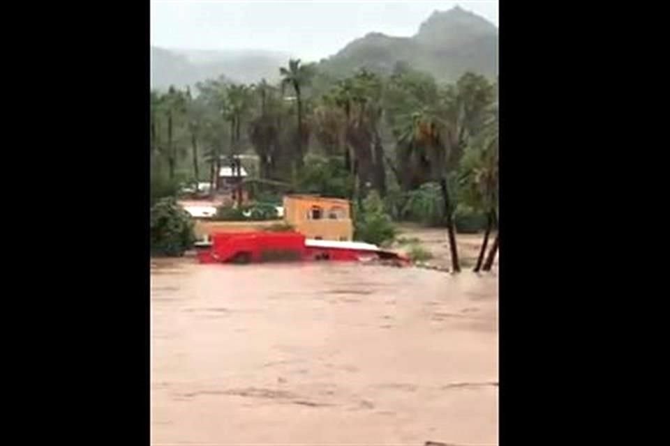 Las intensas lluvias que provoca el huracán 'Kay', categoría 1, han dejado inundaciones en municipios como Mulegé, Comondú y Loreto.