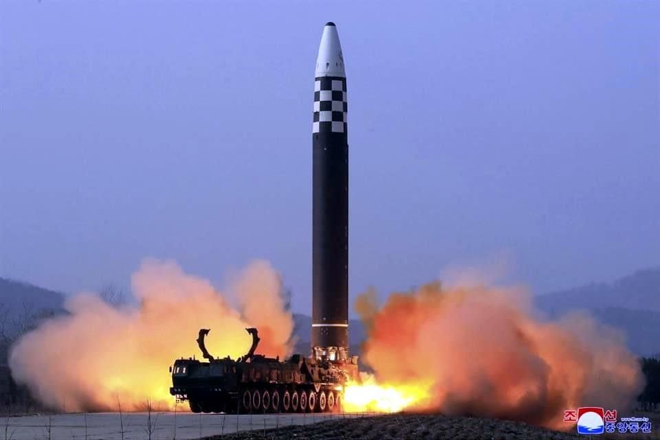 Foto del lanzamiento de prueba del misil intercontinental norcoreano Hwasong-17. Estados Unidos acusó que el dinero recabado por los presuntos espías financia los proyectos armamentísticos de Corea del Norte.