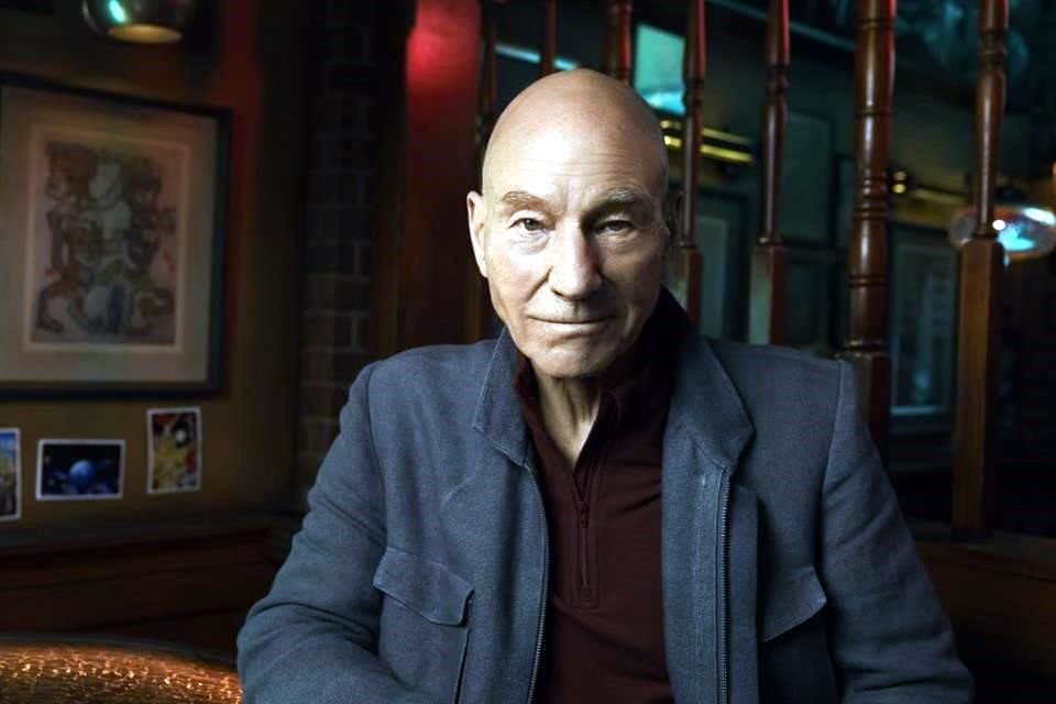 Sir Patrick Stewart sorprendió a los asistentes al 'Star Trek Day' al ofrecer adelantos de su serie 'Picard'.