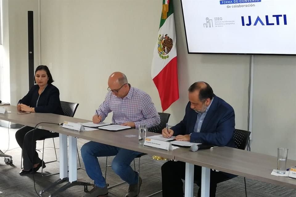 Augusto Valencia, director del IIEG, y Benjamín Huerta, presidente del Ijalti, firmaron el convenio para generar información del sector TI de Jalisco.