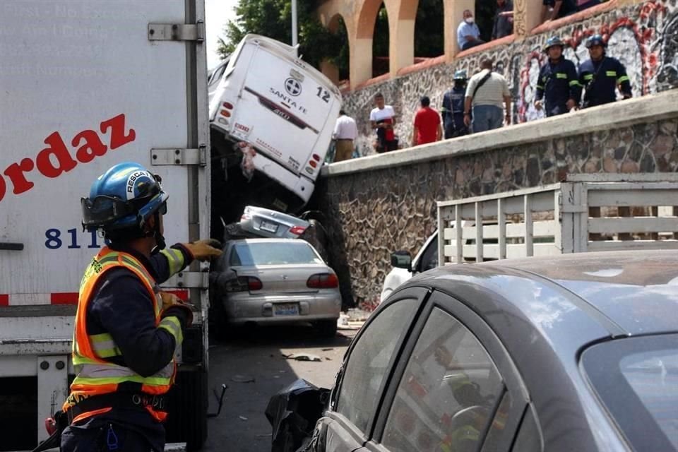 Dos camiones, 18 autos y 2 taxis se vieron involucrados.