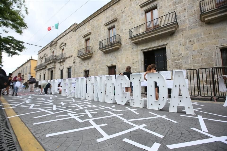 Colectivos protestaron afuera del Congreso de Jalisco, que fue bardeado para la comparesencia del Fiscal por el caso Luz Raquel.