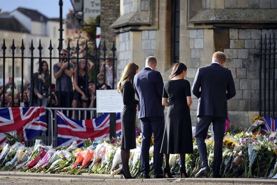 Los Príncipes Enrique y Guillermo pasaron algunos minutos a las puertas de Windsor, donde han sido depositados cientos de ramos de flores.