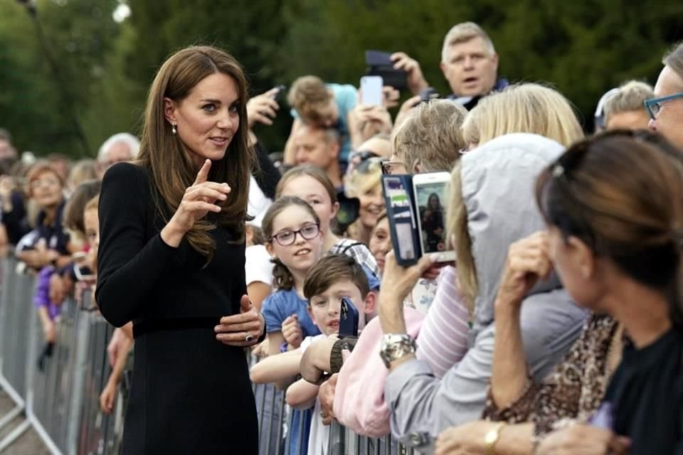 Catalina Middleton, Princesa de Gales, también intercambió algunas palabras con quienes le daban el pésame.