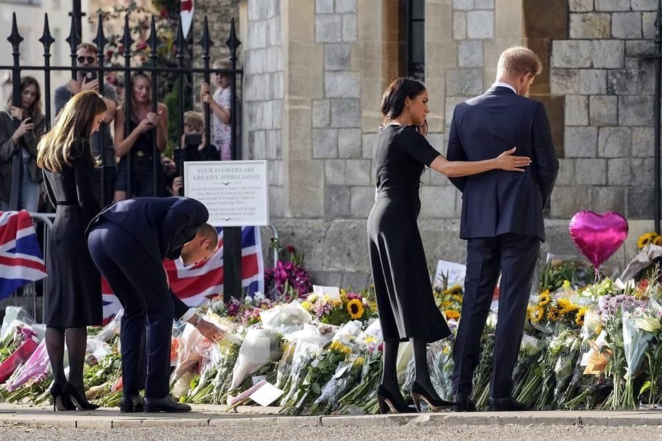 Meghan Markle fue vista sosteniendo por momentos a sus esposo, mientras contemplaba los arreglos florales.