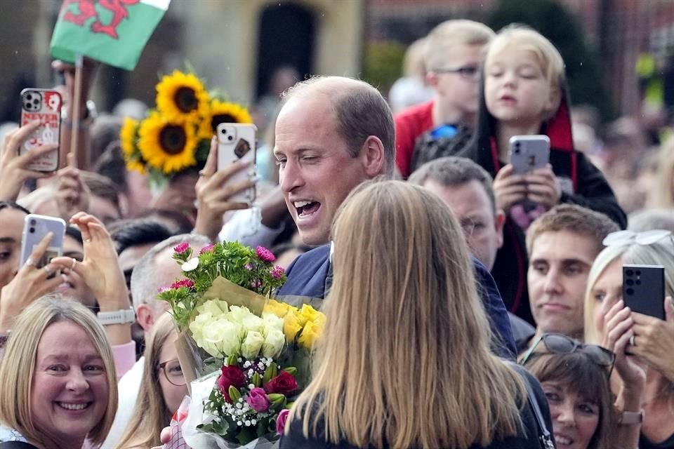 Ya entre la multitud, Guillermo fue recibido efusivamente.