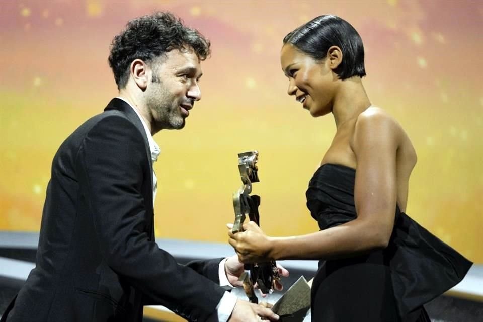 El miembro del jurado Rodrigo Sorogoyen, a la izquierda, presenta a Taylor Russell el premio Marcello Mastroianni a la mejor actriz joven por la película 'Bones and All'.