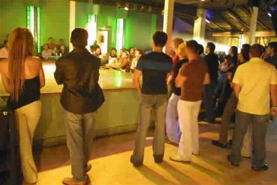 Show travesti presentado en el bar Monica's.
