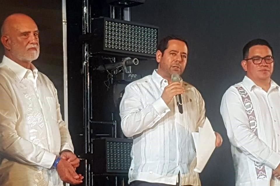 Ramón Medrano, presidente de Canacar; José Abugaber, presidente de Concamin, y Alejandro Mondragón, presidente de Scania México.