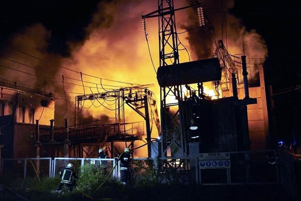 Bomberos trabajan en apagar un incendio, presuntamente causado por ataques rusos, en una central eléctrica de Járkov.