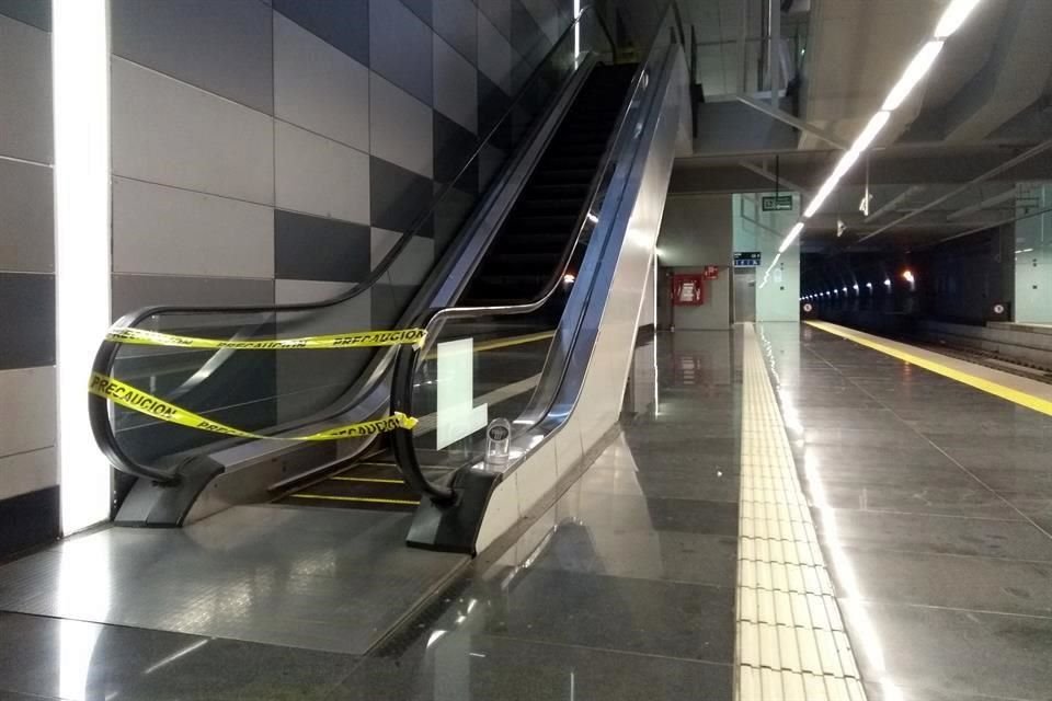 En la estación Santuario no funcionaba una de las escaleras eléctricas, en el sentido hacia Arcos de Zapopan.