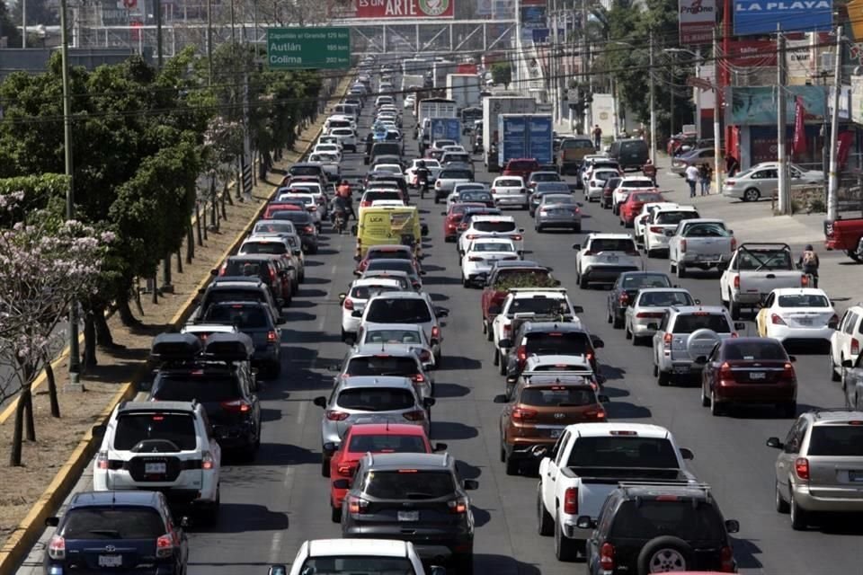 Al colapso de Av. López Mateos Sur se le sumarán al menos 22 desarrollos inmobiliarios nuevos, de los cuales 11 son torres de departamentos.