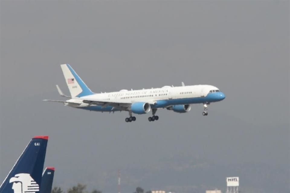 Aterrizaje del avión de Estados Unidos en el AICM.