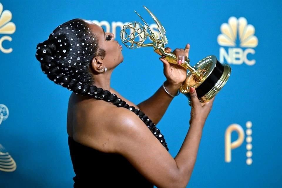 Sheryl Lee Ralph posa con su premio de Actriz de Reparto en Serie de Comedia, por 'Abbott Elementary'.