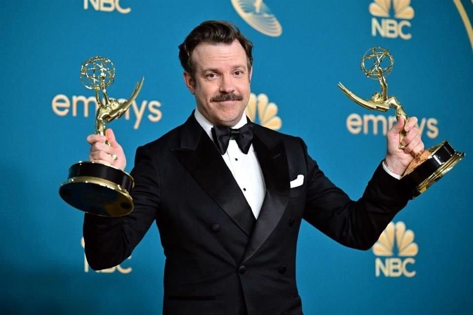 Jason Sudeikis, quien también ganó como Mejor Actor, recogió el premio de Serie de Comedia, por 'Ted Lasso'.