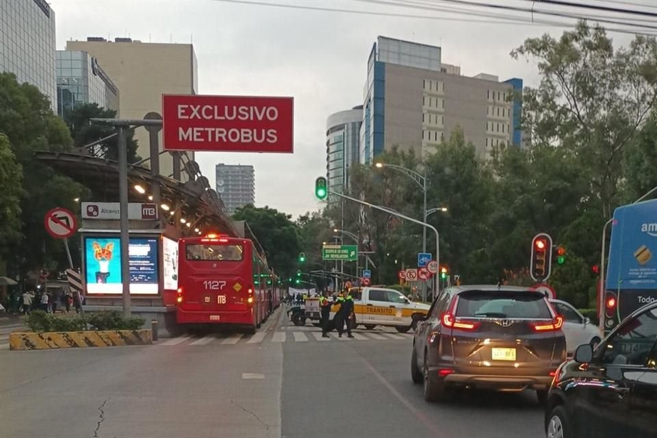 El servicio del Metrobús también fue interrumpido por un bloqueo de trabajadores de Nacional Financiera en Plaza Inn.