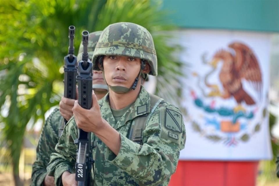 El Presidente López Obrador busca que el Ejército permanezca en las calles para combatir la inseguridad.