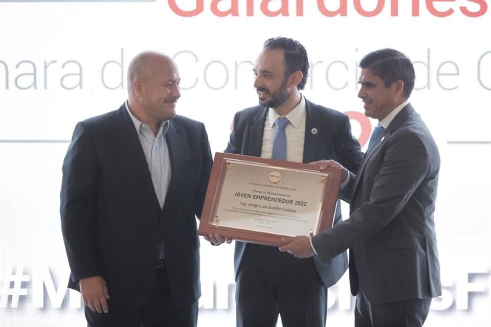 Jorge Gudiño Casillas recibió el reconocimiento de Joven Emprendedor, de manos de Enrique Alfaro y Raúl Uranga Lamadrid.