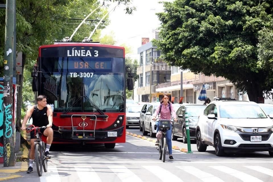 Los trolebuses de la Línea 3 del Sistema Integral del Tren Ligero mejoraron su frecuencia de paso con el inicio del bus-bici en Av. Hidalgo.