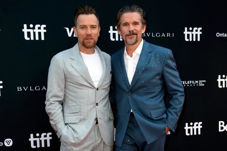 Ewan McGregor (izq.) corpotagoniza la película 'Raymond & Ray' junto a su amigo y colega Ethan Hawke (der.).