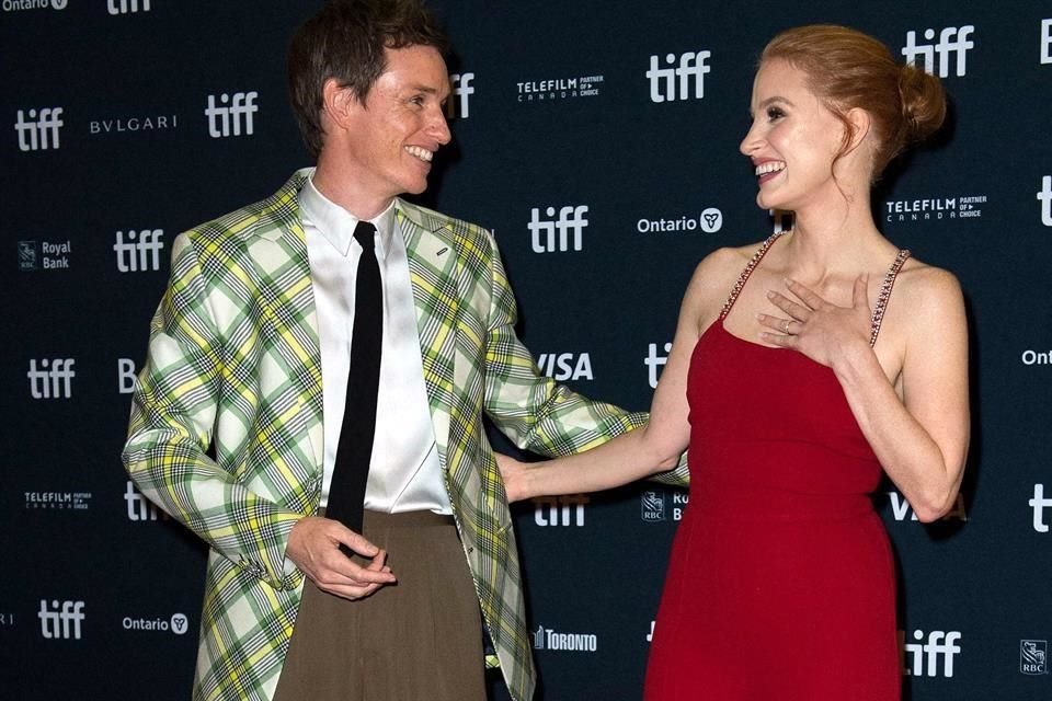 Eddie Redmayne aparece junto a Jessica Chastain en la película de suspenso 'The Good Nurse', que tuvo su estreno en Toronto.