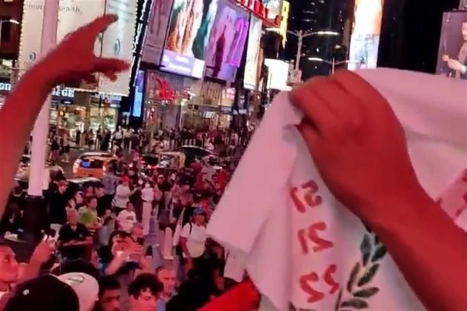 Aficionados del Atlas acudieron ayer a Times Square para mostrar apoyo al club.