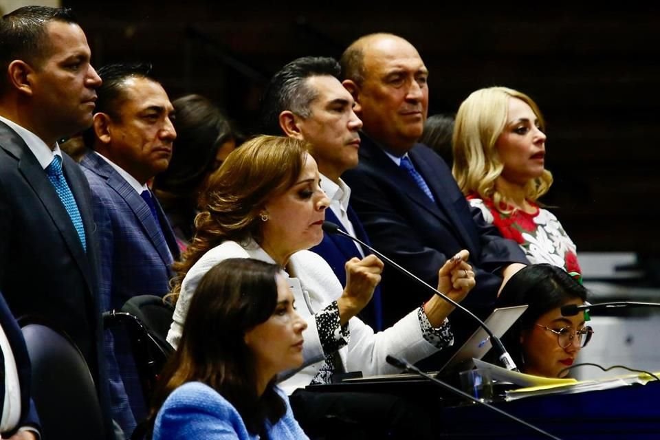 La priista Yolanda de la Torre arropada por Alejandro Moreno y Rubén Moreira.