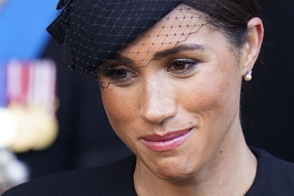 Durante la procesión a la Reina Isabel II, Meghan Markle lució un par de aretes de perlas que le regaló la monarca en 2018.