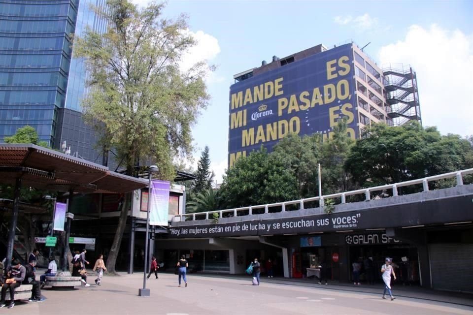 En edificios de la Colonia Juárez fueron repuestos anuncios que habían sido retirados por la Seduvi.