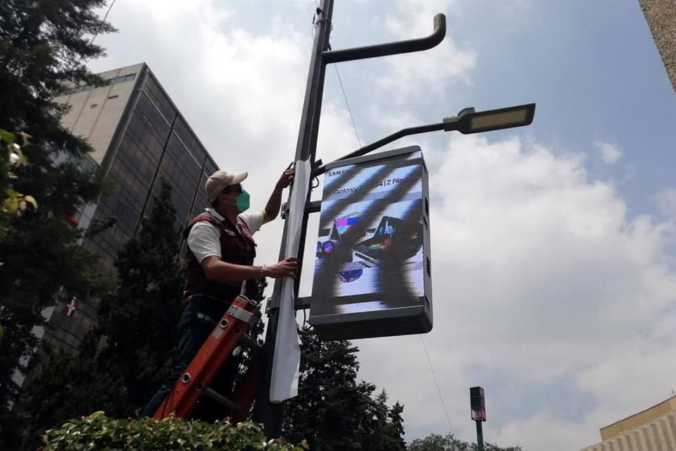 Personal del Instituto de Verificación Administrativa clausuró pantallas instaladas para exhibir publicidad exterior.