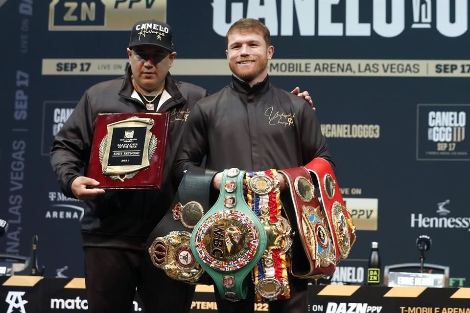 'Canelo' presume sus cinturones.