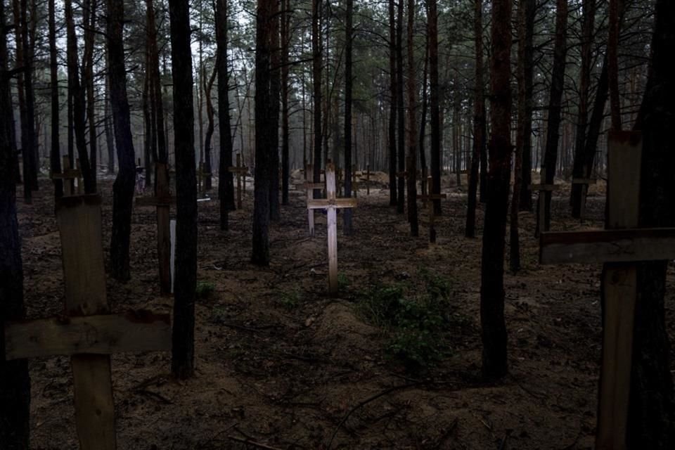 Vista de tumbas de soldados y civiles no identificados en un cementerio de Izium, una ciudad recién liberada.