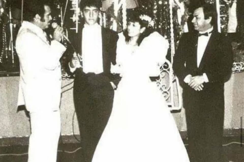 Vicente Fernández fue gran amigo del promotor, y cuando Julia, hija de Camarena, cumplió 15 años, el charro cantó en su fiesta y 'El Potrillo' fue su chambelán.