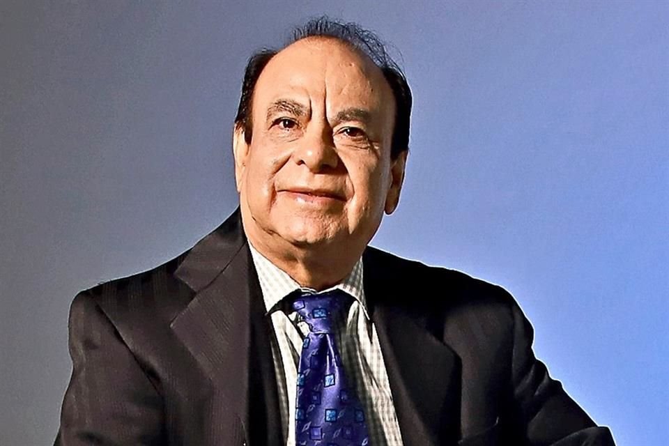 Si alguien conoce de bailes, conciertos y masivos es el empresario Paco Camarena, quien hasta se da el lujo de ser amigo de los famosos.