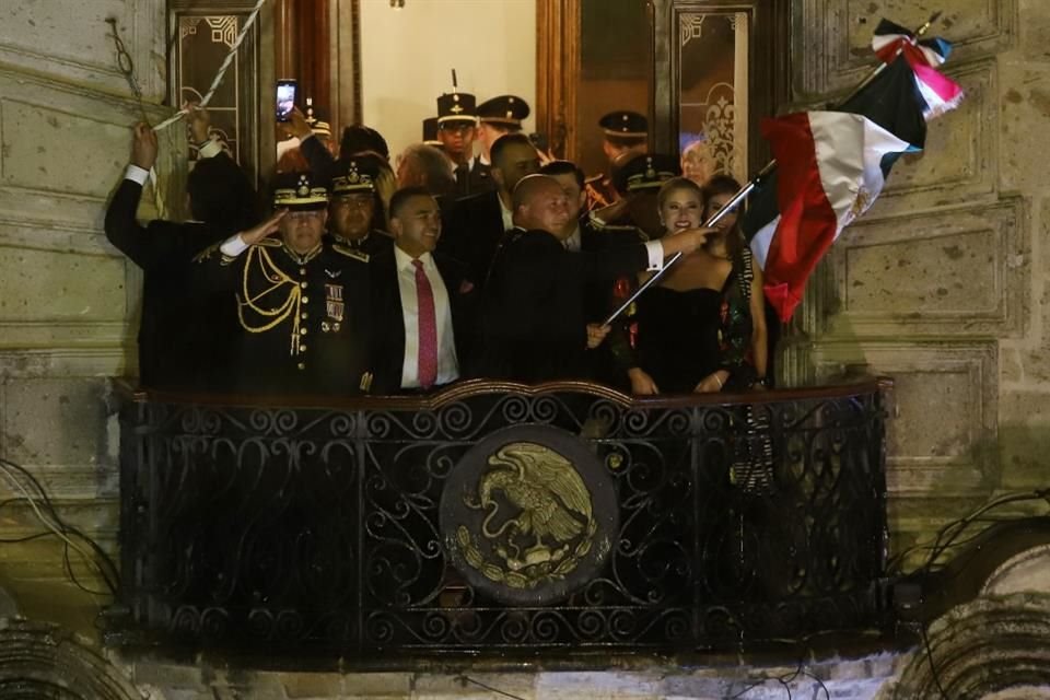 El Gobernador Enrique Alfaro apareció a las 21:00 horas en el balcón principal de Palacio de Gobierno para encabezar la ceremonia por el 212 aniversario de la Independencia de México.