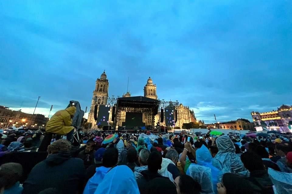 Los Tigres del Norte prendieron el escenario y a los 130 mil asistentes del Zócalo capitalino; arrancaron con 'Jefe de Jefes'.