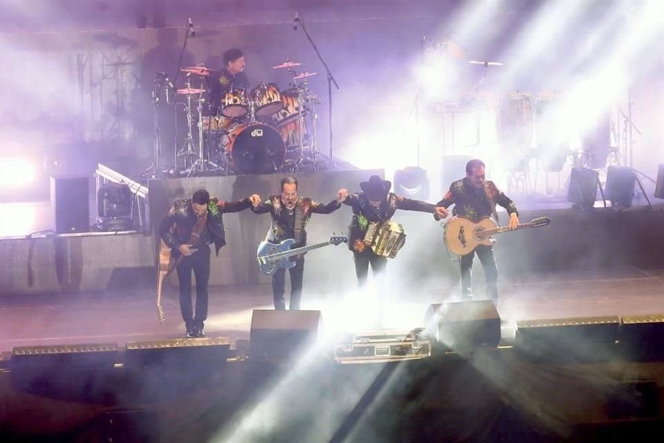 Los Tigres del Norte prendieron el escenario y a los 130 mil asistentes del Zócalo capitalino; arrancaron con 'Jefe de Jefes'.