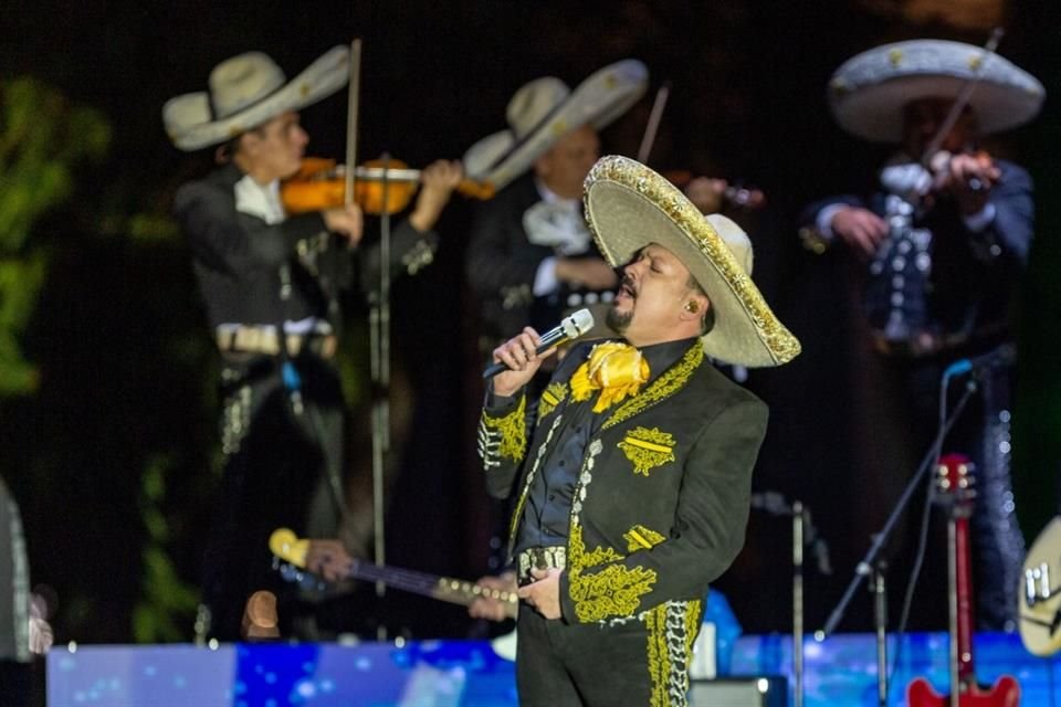 Pepe Aguilar deleitó a miles en Plaza Liberación.