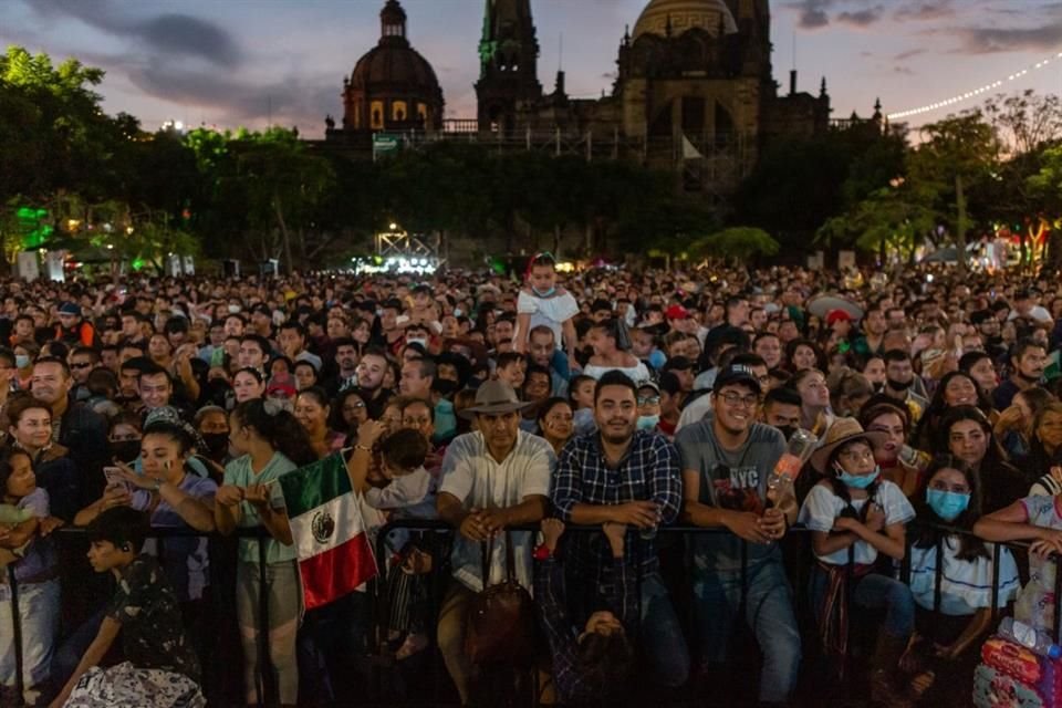 Los asistentes esperaron el concierto de Pepe Aguilar, pese a la lluvia.