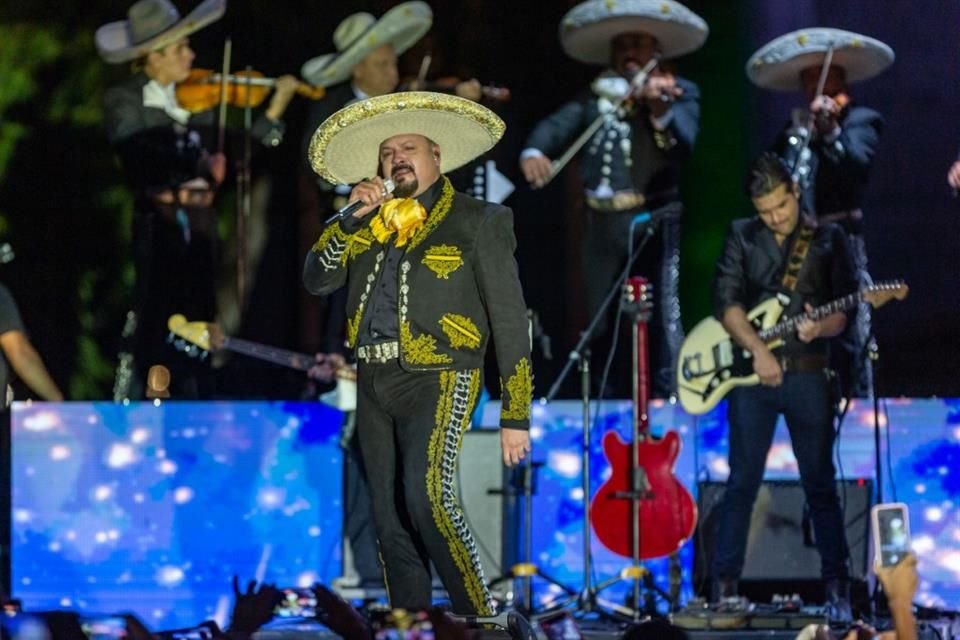 El show de Pepe Aguilar en Plaza Liberación inició alrededor de las 21:45 horas con 'Guadalajara' y '100 % Mexicano'.