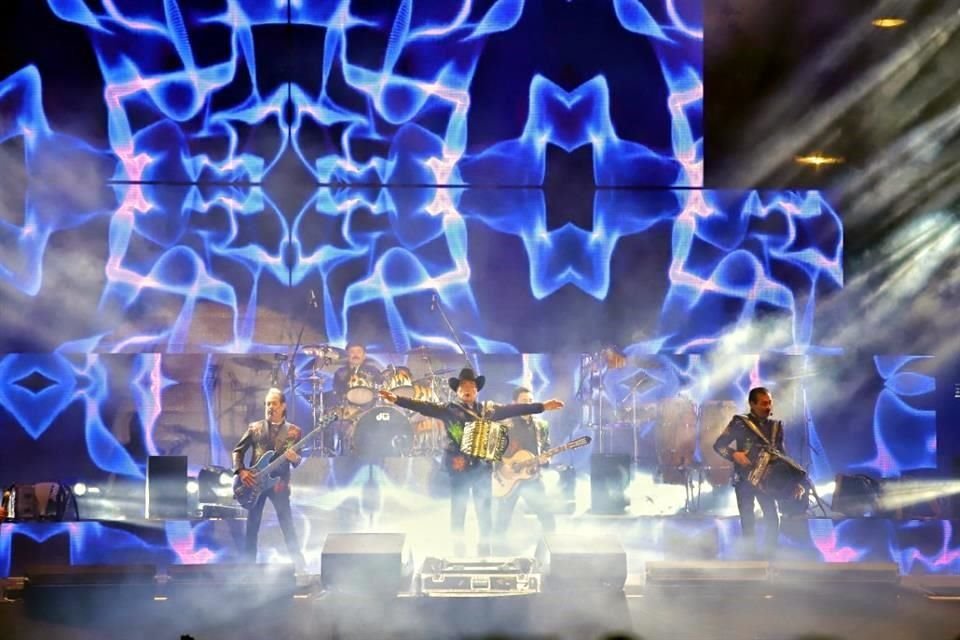 Los Tigres del Norte se presentaron en el Zócalo capitalino para prender el espíritu patrio; le cantaron al amor hasta los narcocorridos.