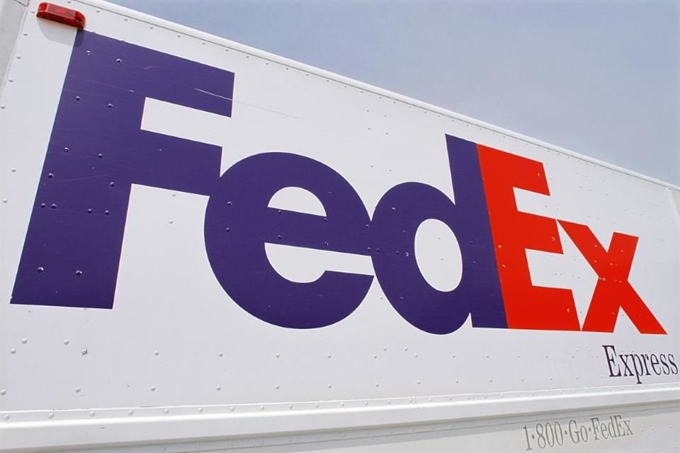 FedEx retiró sus previsiones e hizo una advertencia por la menor demanda de consumidores.